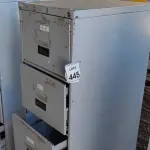 LOTE 445 - 01 ARQUIVO DE AÇO COM 04 GAVETAS. (NO ESTADO) ATENÇÃO! FAZER A VISITAÇÃO ANTES DE ARREMATAR, NÃO SABEMOS SE FUNCIONA, LEILÃO NÃO TEM GARANTIA E NEM DEVOLUÇÃO, SUJEITO A POSSÍVEIS AVARIAS VISÍVEIS/OCULTAS E/OU AUSÊNCIA DE COMPONENTES.