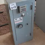 LOTE 443 - 01 COFRE. (NO ESTADO) ATENÇÃO! FAZER A VISITAÇÃO ANTES DE ARREMATAR, NÃO SABEMOS SE FUNCIONA. LEILÃO NÃO TEM GARANTIA E NEM DEVOLUÇÃO, SUJEITO A POSSÍVEIS AVARIAS VISÍVEIS/OCULTAS E/OU AUSÊNCIA DE COMPONENTES.