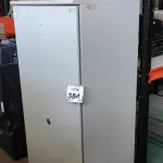 LOTE 384 - 01 ARMÁRIO ALTO EM AÇO COM 02 PORTAS. (NO ESTADO) ATENÇÃO! FAZER A VISITAÇÃO ANTES DE ARREMATAR, NÃO SABEMOS SE FUNCIONA, LEILÃO NÃO TEM GARANTIA E NEM DEVOLUÇÃO, SUJEITO A POSSÍVEIS AVARIAS VISÍVEIS/OCULTAS E/OU AUSÊNCIA DE COMPONENTES.