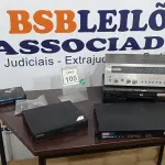 LOTE 105 - 02 RECEPTORES DE TV COM CONTROLE, 01 RECEIVER SR-130 MARCA CCE, 01 APARELHO DE DVD DV-344 MARCA PIONEER E 01 CONTROLADOR SAN 6500N MARCA ATTO. (NO ESTADO) ATENÇÃO! FAZER A VISITAÇÃO ANTES DE ARREMATAR, NÃO SABEMOS SE FUNCIONA. LEILÃO NÃO TEM GARANTIA E NEM DEVOLUÇÃO, SUJEITO A POSSÍVEIS AVARIAS VISÍVEIS/OCULTAS E/OU AUSÊNCIA DE COMPONENTES.