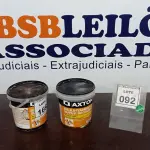 LOTE 092 - 02 GALÕES DE REJUNTAMENTO 4KG CADA NAS CORES CARVALHO E CINZA PLATINO MARCA AXTON. (NO ESTADO) ATENÇÃO! FAZER A VISITAÇÃO ANTES DE ARREMATAR, NÃO SABEMOS SE FUNCIONA, LEILÃO NÃO TEM GARANTIA E NEM DEVOLUÇÃO, SUJEITO A POSSÍVEIS AVARIAS VISÍVEIS/OCULTAS E/OU AUSÊNCIA DE COMPONENTES.