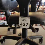 LOTE 437 - 01 CADEIRA DE ESCRITÓRIO COM RODINHAS. (NO ESTADO) ATENÇÃO! FAZER A VISITAÇÃO ANTES DE ARREMATAR, NÃO SABEMOS SE FUNCIONA. LEILÃO NÃO TEM GARANTIA E NEM DEVOLUÇÃO, SUJEITO A POSSÍVEIS AVARIAS VISÍVEIS/OCULTAS E/OU AUSÊNCIA DE COMPONENTES.