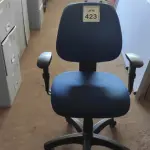 LOTE 423 - 01 CADEIRA DE ESCRITÓRIO COM RODINHAS. (NO ESTADO) ATENÇÃO! FAZER A VISITAÇÃO ANTES DE ARREMATAR, NÃO SABEMOS SE FUNCIONA. LEILÃO NÃO TEM GARANTIA E NEM DEVOLUÇÃO, SUJEITO A POSSÍVEIS AVARIAS VISÍVEIS/OCULTAS E/OU AUSÊNCIA DE COMPONENTES.