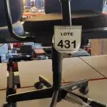 LOTE 431 - 01 CADEIRA DE ESCRITÓRIO COM RODINHAS. (NO ESTADO) ATENÇÃO! FAZER A VISITAÇÃO ANTES DE ARREMATAR, NÃO SABEMOS SE FUNCIONA. LEILÃO NÃO TEM GARANTIA E NEM DEVOLUÇÃO, SUJEITO A POSSÍVEIS AVARIAS VISÍVEIS/OCULTAS E/OU AUSÊNCIA DE COMPONENTES.
