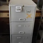 LOTE 375 - 01 ARQUIVO DE AÇO COM 04 GAVETAS. (NO ESTADO) ATENÇÃO! FAZER A VISITAÇÃO ANTES DE ARREMATAR, NÃO SABEMOS SE FUNCIONA, LEILÃO NÃO TEM GARANTIA E NEM DEVOLUÇÃO, SUJEITO A POSSÍVEIS AVARIAS VISÍVEIS/OCULTAS E/OU AUSÊNCIA DE COMPONENTES.
