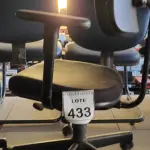 LOTE 433 - 01 CADEIRA DE ESCRITÓRIO COM RODINHAS. (NO ESTADO) ATENÇÃO! FAZER A VISITAÇÃO ANTES DE ARREMATAR, NÃO SABEMOS SE FUNCIONA. LEILÃO NÃO TEM GARANTIA E NEM DEVOLUÇÃO, SUJEITO A POSSÍVEIS AVARIAS VISÍVEIS/OCULTAS E/OU AUSÊNCIA DE COMPONENTES.
