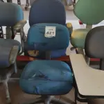 LOTE 421 - 05 CADEIRAS DE ESCRITÓRIO SENDO 04 DE RODINHAS E 01 COM PÉS FIXOS. (NO ESTADO) ATENÇÃO! FAZER A VISITAÇÃO ANTES DE ARREMATAR, NÃO SABEMOS SE FUNCIONA. LEILÃO NÃO TEM GARANTIA E NEM DEVOLUÇÃO, SUJEITO A POSSÍVEIS AVARIAS VISÍVEIS/OCULTAS E/OU AUSÊNCIA DE COMPONENTES.