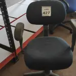 LOTE 427 - 01 CADEIRA DE ESCRITÓRIO COM RODINHAS. (NO ESTADO) ATENÇÃO! FAZER A VISITAÇÃO ANTES DE ARREMATAR, NÃO SABEMOS SE FUNCIONA. LEILÃO NÃO TEM GARANTIA E NEM DEVOLUÇÃO, SUJEITO A POSSÍVEIS AVARIAS VISÍVEIS/OCULTAS E/OU AUSÊNCIA DE COMPONENTES.