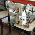 LOTE 365 - 01 MÁQUINA DE COSTURA INDUSTRIAL MARCA SINGER. (NO ESTADO) ATENÇÃO! FAZER A VISITAÇÃO ANTES DE ARREMATAR, NÃO SABEMOS SE FUNCIONA, LEILÃO NÃO TEM GARANTIA E NEM DEVOLUÇÃO, SUJEITO A POSSÍVEIS AVARIAS VISÍVEIS/OCULTAS E/OU AUSÊNCIA DE COMPONENTES.