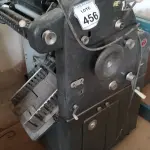 LOTE 456 - 01 MÁQUINA IMPRESSORA OFFSET. (NO ESTADO) ATENÇÃO! FAZER A VISITAÇÃO ANTES DE ARREMATAR, NÃO SABEMOS SE FUNCIONA, LEILÃO NÃO TEM GARANTIA E NEM DEVOLUÇÃO, SUJEITO A POSSÍVEIS AVARIAS VISÍVEIS/OCULTAS E/OU AUSÊNCIA DE COMPONENTES.