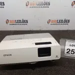 LOTE 252 - 01 PROJETOR MARCA EPSON. (NO ESTADO) ATENÇÃO! FAZER A VISITAÇÃO ANTES DE ARREMATAR, NÃO SABEMOS SE FUNCIONA, LEILÃO NÃO TEM GARANTIA E NEM DEVOLUÇÃO, SUJEITO A POSSÍVEIS AVARIAS VISÍVEIS/OCULTAS E/OU AUSÊNCIA DE COMPONENTES.