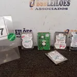 LOTE 007 - 05 HD PARA PC E VÁRIOS MOSQUETÕES. (NO ESTADO) ATENÇÃO! FAZER A VISITAÇÃO ANTES DE ARREMATAR, NÃO SABEMOS SE FUNCIONA, LEILÃO NÃO TEM GARANTIA E NEM DEVOLUÇÃO, SUJEITO A POSSÍVEIS AVARIAS VISÍVEIS/OCULTAS E/OU AUSÊNCIA DE COMPONENTES.