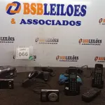 LOTE 066 - 03 JOYSTICKS, 03 APARELHOS DE TELEFONE, 02 CÂMERAS E 01 FILMADORA. (NO ESTADO) ATENÇÃO! FAZER A VISITAÇÃO ANTES DE ARREMATAR, NÃO SABEMOS SE FUNCIONA, LEILÃO NÃO TEM GARANTIA E NEM DEVOLUÇÃO, SUJEITO A POSSÍVEIS AVARIAS VISÍVEIS/OCULTAS E/OU AUSÊNCIA DE COMPONENTES.
