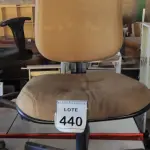 LOTE 440 - 01 CADEIRA DE ESCRITÓRIO COM RODINHAS. (NO ESTADO) ATENÇÃO! FAZER A VISITAÇÃO ANTES DE ARREMATAR, NÃO SABEMOS SE FUNCIONA. LEILÃO NÃO TEM GARANTIA E NEM DEVOLUÇÃO, SUJEITO A POSSÍVEIS AVARIAS VISÍVEIS/OCULTAS E/OU AUSÊNCIA DE COMPONENTES.