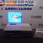 LOTE 252 - 01 PROJETOR MARCA EPSON. (NO ESTADO) ATENÇÃO! FAZER A VISITAÇÃO ANTES DE ARREMATAR, NÃO SABEMOS SE FUNCIONA, LEILÃO NÃO TEM GARANTIA E NEM DEVOLUÇÃO, SUJEITO A POSSÍVEIS AVARIAS VISÍVEIS/OCULTAS E/OU AUSÊNCIA DE COMPONENTES.