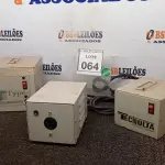 LOTE 064 - 03 TRANSFORMADORES MARCAS E MODELOS DIVERSOS. (NO ESTADO) ATENÇÃO! FAZER A VISITAÇÃO ANTES DE ARREMATAR, NÃO SABEMOS SE FUNCIONA, LEILÃO NÃO TEM GARANTIA E NEM DEVOLUÇÃO, SUJEITO A POSSÍVEIS AVARIAS VISÍVEIS/OCULTAS E/OU AUSÊNCIA DE COMPONENTES.