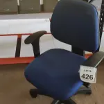 LOTE 426 - 01 CADEIRA DE ESCRITÓRIO COM RODINHAS. (NO ESTADO) ATENÇÃO! FAZER A VISITAÇÃO ANTES DE ARREMATAR, NÃO SABEMOS SE FUNCIONA. LEILÃO NÃO TEM GARANTIA E NEM DEVOLUÇÃO, SUJEITO A POSSÍVEIS AVARIAS VISÍVEIS/OCULTAS E/OU AUSÊNCIA DE COMPONENTES.