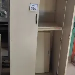 LOTE 390 - 01 ARMÁRIO DE MADEIRA COM 02 PORTAS 04 PRATELEIRAS DE 1.60.X0.79. (NO ESTADO) ATENÇÃO! FAZER A VISITAÇÃO ANTES DE ARREMATAR, NÃO SABEMOS SE FUNCIONA, LEILÃO NÃO TEM GARANTIA E NEM DEVOLUÇÃO, SUJEITO A POSSÍVEIS AVARIAS VISÍVEIS/OCULTAS E/OU AUSÊNCIA DE COMPONENTES.