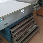 LOTE 458 - 01 MESA DE LUZ COM 07 GAVETAS, VÁRIAS CHAPAS DE ALUMÍNIO E MATÉRIAS DE GRÁFICAS DIVERSOS. (NO ESTADO) ATENÇÃO! FAZER A VISITAÇÃO ANTES DE ARREMATAR, NÃO SABEMOS SE FUNCIONA, LEILÃO NÃO TEM GARANTIA E NEM DEVOLUÇÃO, SUJEITO A POSSÍVEIS AVARIAS VISÍVEIS/OCULTAS E/OU AUSÊNCIA DE COMPONENTES.