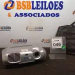 LOTE 046 - 01 PROJETOR MULTIMÍDIA MARCA EPSON COM BOLSA. (NO ESTADO) ATENÇÃO! FAZER A VISITAÇÃO ANTES DE ARREMATAR, NÃO SABEMOS SE FUNCIONA, LEILÃO NÃO TEM GARANTIA E NEM DEVOLUÇÃO, SUJEITO A POSSÍVEIS AVARIAS VISÍVEIS/OCULTAS E/OU AUSÊNCIA DE COMPONENTES.