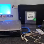 LOTE 404 - 01 PROJETOR COM CASE E CABOS MARCA EPSON. (NO ESTADO) ATENÇÃO! FAZER A VISITAÇÃO ANTES DE ARREMATAR, NÃO SABEMOS SE FUNCIONA. LEILÃO NÃO TEM GARANTIA E NEM DEVOLUÇÃO, SUJEITO A POSSÍVEIS AVARIAS VISÍVEIS/OCULTAS E/OU AUSÊNCIA DE COMPONENTES.