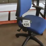 LOTE 426 - 01 CADEIRA DE ESCRITÓRIO COM RODINHAS. (NO ESTADO) ATENÇÃO! FAZER A VISITAÇÃO ANTES DE ARREMATAR, NÃO SABEMOS SE FUNCIONA. LEILÃO NÃO TEM GARANTIA E NEM DEVOLUÇÃO, SUJEITO A POSSÍVEIS AVARIAS VISÍVEIS/OCULTAS E/OU AUSÊNCIA DE COMPONENTES.