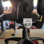 LOTE 430 - 01 CADEIRA DE ESCRITÓRIO COM RODINHAS. (NO ESTADO) ATENÇÃO! FAZER A VISITAÇÃO ANTES DE ARREMATAR, NÃO SABEMOS SE FUNCIONA. LEILÃO NÃO TEM GARANTIA E NEM DEVOLUÇÃO, SUJEITO A POSSÍVEIS AVARIAS VISÍVEIS/OCULTAS E/OU AUSÊNCIA DE COMPONENTES.