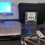 LOTE 404 - 01 PROJETOR COM CASE E CABOS MARCA EPSON. (NO ESTADO) ATENÇÃO! FAZER A VISITAÇÃO ANTES DE ARREMATAR, NÃO SABEMOS SE FUNCIONA. LEILÃO NÃO TEM GARANTIA E NEM DEVOLUÇÃO, SUJEITO A POSSÍVEIS AVARIAS VISÍVEIS/OCULTAS E/OU AUSÊNCIA DE COMPONENTES.