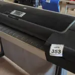 LOTE 353 - 01 PLOTTER DESIGNJET Z3200PS PHOTO MARCA HP. (NO ESTADO) ATENÇÃO! FAZER A VISITAÇÃO ANTES DE ARREMATAR, NÃO SABEMOS SE FUNCIONA, LEILÃO NÃO TEM GARANTIA E NEM DEVOLUÇÃO, SUJEITO A POSSÍVEIS AVARIAS VISÍVEIS/OCULTAS E/OU AUSÊNCIA DE COMPONENTES.