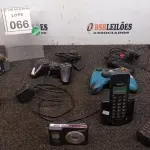 LOTE 066 - 03 JOYSTICKS, 03 APARELHOS DE TELEFONE, 02 CÂMERAS E 01 FILMADORA. (NO ESTADO) ATENÇÃO! FAZER A VISITAÇÃO ANTES DE ARREMATAR, NÃO SABEMOS SE FUNCIONA, LEILÃO NÃO TEM GARANTIA E NEM DEVOLUÇÃO, SUJEITO A POSSÍVEIS AVARIAS VISÍVEIS/OCULTAS E/OU AUSÊNCIA DE COMPONENTES.
