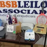 LOTE 078 - 02 FERROS DE PASSAR, 02 BALANÇAS CORPORAIS, GRANDE QUANTIDADE DE LACRES, 01 MOTOR DE NEBULIZADOR, 01 RAQUETE ELÉTRICA, 01 CALCULADORA COMERCIAL E 01 CAIXA DE CD-RW. (NO ESTADO) ATENÇÃO! FAZER A VISITAÇÃO ANTES DE ARREMATAR, NÃO SABEMOS SE FUNCIONA, LEILÃO NÃO TEM GARANTIA E NEM DEVOLUÇÃO, SUJEITO A POSSÍVEIS AVARIAS VISÍVEIS/OCULTAS E/OU AUSÊNCIA DE COMPONENTES.
