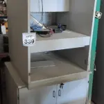 LOTE 339 - 01 ARMÁRIO BAIXO 02 PORTAS E 01 ARMÁRIO COM ABERTURA SUPERIOR. (NO ESTADO) ATENÇÃO! FAZER A VISITAÇÃO ANTES DE ARREMATAR, NÃO SABEMOS SE FUNCIONA, LEILÃO NÃO TEM GARANTIA E NEM DEVOLUÇÃO, SUJEITO A POSSÍVEIS AVARIAS VISÍVEIS/OCULTAS E/OU AUSÊNCIA DE COMPONENTES.