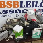 LOTE 222 - 01 LOTE COM VÁRIAS CÂMERAS DE SEGURANÇA, GRANDE QUANTIDADE DE LUMINÁRIAS, LÂMPADAS E ELETRÔNICOS DIVERSOS. (NO ESTADO) ATENÇÃO! FAZER A VISITAÇÃO ANTES DE ARREMATAR, NÃO SABEMOS SE FUNCIONA. LEILÃO NÃO TEM GARANTIA E NEM DEVOLUÇÃO, SUJEITO A POSSÍVEIS AVARIAS VISÍVEIS/OCULTAS E/OU AUSÊNCIA DE COMPONENTES.