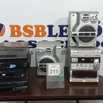 LOTE 215 - 02 APARELHOS DE DVD, 01 APARELHO DE VINIL, 01 VÍDEO CASSETE E APARELHO DE SOM COM 02 CAIXAS. (NO ESTADO) ATENÇÃO! FAZER A VISITAÇÃO ANTES DE ARREMATAR, NÃO SABEMOS SE FUNCIONA. LEILÃO NÃO TEM GARANTIA E NEM DEVOLUÇÃO, SUJEITO A POSSÍVEIS AVARIAS VISÍVEIS/OCULTAS E/OU AUSÊNCIA DE COMPONENTES.