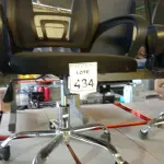 LOTE 434 - 01 CADEIRA DE ESCRITÓRIO COM RODINHAS. (NO ESTADO) ATENÇÃO! FAZER A VISITAÇÃO ANTES DE ARREMATAR, NÃO SABEMOS SE FUNCIONA. LEILÃO NÃO TEM GARANTIA E NEM DEVOLUÇÃO, SUJEITO A POSSÍVEIS AVARIAS VISÍVEIS/OCULTAS E/OU AUSÊNCIA DE COMPONENTES.