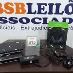 LOTE 315 - 01 HEADSET, 01 FONTE DE XBOX, 01 JOYSTICK XBOX 360, 01 HD BOX COM JOGOS, 01 JOGO SOQUETES 41 PEÇAS E 02 APARELHOS DE DVD. (NO ESTADO) ATENÇÃO! FAZER A VISITAÇÃO ANTES DE ARREMATAR, NÃO SABEMOS SE FUNCIONA. LEILÃO NÃO TEM GARANTIA E NEM DEVOLUÇÃO, SUJEITO A POSSÍVEIS AVARIAS VISÍVEIS/OCULTAS E/OU AUSÊNCIA DE COMPONENTES.