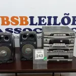 LOTE 243 - 01 APARELHO DE SOM COM 02 CAIXAS MARCA GRADIENTE. (NO ESTADO) ATENÇÃO! FAZER A VISITAÇÃO ANTES DE ARREMATAR, NÃO SABEMOS SE FUNCIONA. LEILÃO NÃO TEM GARANTIA E NEM DEVOLUÇÃO, SUJEITO A POSSÍVEIS AVARIAS VISÍVEIS/OCULTAS E/OU AUSÊNCIA DE COMPONENTES.