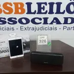 LOTE 326 - 01 CAIXA DE SOM BLUETOOTH SONY E 01 IPAD RETINA. (NO ESTADO) ATENÇÃO! FAZER A VISITAÇÃO ANTES DE ARREMATAR, NÃO SABEMOS SE FUNCIONA. LEILÃO NÃO TEM GARANTIA E NEM DEVOLUÇÃO, SUJEITO A POSSÍVEIS AVARIAS VISÍVEIS/OCULTAS E/OU AUSÊNCIA DE COMPONENTES.