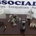 LOTE 427 - 01 LANTERNA COM CARREGADOR, 01 PHMETRO, 01 MULTI-PLAY MP-2, 07 RODINHAS COM BASE E 01 PORTA TEMPERO. (NO ESTADO) ATENÇÃO! FAZER A VISITAÇÃO ANTES DE ARREMATAR, NÃO SABEMOS SE FUNCIONA. LEILÃO NÃO TEM GARANTIA E NEM DEVOLUÇÃO, SUJEITO A POSSÍVEIS AVARIAS VISÍVEIS/OCULTAS E/OU AUSÊNCIA DE COMPONENTES.