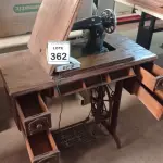 LOTE 362 - 01 MÁQUINA DE COSTURA MARCA SINGER. (NO ESTADO) ATENÇÃO! FAZER A VISITAÇÃO ANTES DE ARREMATAR, NÃO SABEMOS SE FUNCIONA. LEILÃO NÃO TEM GARANTIA E NEM DEVOLUÇÃO, SUJEITO A POSSÍVEIS AVARIAS VISÍVEIS/OCULTAS E/OU AUSÊNCIA DE COMPONENTES.