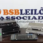 LOTE 282 - 05 APARELHOS DE VÍDEO CASSETE E 01 CONTROLADOR DE ILUMINAÇÃO MODELO DMX 512. (NO ESTADO) ATENÇÃO! FAZER A VISITAÇÃO ANTES DE ARREMATAR, NÃO SABEMOS SE FUNCIONA. LEILÃO NÃO TEM GARANTIA E NEM DEVOLUÇÃO, SUJEITO A POSSÍVEIS AVARIAS VISÍVEIS/OCULTAS E/OU AUSÊNCIA DE COMPONENTES.