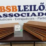 LOTE 267 - 20 PEÇAS DE MADEIRA. (NO ESTADO) ATENÇÃO! FAZER A VISITAÇÃO ANTES DE ARREMATAR, NÃO SABEMOS SE FUNCIONA. LEILÃO NÃO TEM GARANTIA E NEM DEVOLUÇÃO, SUJEITO A POSSÍVEIS AVARIAS VISÍVEIS/OCULTAS E/OU AUSÊNCIA DE COMPONENTES.