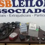 LOTE 395 - 01 INVERSOR DE FREQUÊNCIA, 01 FONTE COLMEIA, 01 MICROFONE PARA SEMINÁRIO, SENSORES DE PORTÃO, VÁRIOS CONTROLES DE PORTÃO E MATÉRIAIS DE ACADEMIA. (NO ESTADO) ATENÇÃO! FAZER A VISITAÇÃO ANTES DE ARREMATAR, NÃO SABEMOS SE FUNCIONA. LEILÃO NÃO TEM GARANTIA E NEM DEVOLUÇÃO, SUJEITO A POSSÍVEIS AVARIAS VISÍVEIS/OCULTAS E/OU AUSÊNCIA DE COMPONENTES.