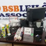 LOTE 416 - 02 NOBREAKS, 01 CAIXA COM VÁRIAS LUMINÁRIAS, BISNAGAS DE SELA TRINCA, ROLOS DE PINTURA E ITENS DIVERSOS. (NO ESTADO) ATENÇÃO! FAZER A VISITAÇÃO ANTES DE ARREMATAR, NÃO SABEMOS SE FUNCIONA. LEILÃO NÃO TEM GARANTIA E NEM DEVOLUÇÃO, SUJEITO A POSSÍVEIS AVARIAS VISÍVEIS/OCULTAS E/OU AUSÊNCIA DE COMPONENTES.