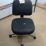 LOTE 377 - 01 CADEIRA GIRATÓRIA COM RODINHAS. (NO ESTADO) ATENÇÃO! FAZER A VISITAÇÃO ANTES DE ARREMATAR, NÃO SABEMOS SE FUNCIONA. LEILÃO NÃO TEM GARANTIA E NEM DEVOLUÇÃO, SUJEITO A POSSÍVEIS AVARIAS VISÍVEIS/OCULTAS E/OU AUSÊNCIA DE COMPONENTES.