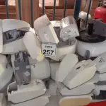 LOTE 257 - 01 LOTE COM GRANDE QUANTIDADE DE DISPENSE DE ÁLCOOL GEL E PAPEL. (NO ESTADO) ATENÇÃO! FAZER A VISITAÇÃO ANTES DE ARREMATAR, NÃO SABEMOS SE FUNCIONA. LEILÃO NÃO TEM GARANTIA E NEM DEVOLUÇÃO, SUJEITO A POSSÍVEIS AVARIAS VISÍVEIS/OCULTAS E/OU AUSÊNCIA DE COMPONENTES.