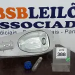 LOTE 388 - 01 LUMINÁRIA DE POSTE. (NO ESTADO) ATENÇÃO! FAZER A VISITAÇÃO ANTES DE ARREMATAR, NÃO SABEMOS SE FUNCIONA. LEILÃO NÃO TEM GARANTIA E NEM DEVOLUÇÃO, SUJEITO A POSSÍVEIS AVARIAS VISÍVEIS/OCULTAS E/OU AUSÊNCIA DE COMPONENTES.