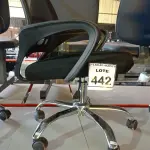LOTE 442 - 01 CADEIRA DE ESCRITÓRIO COM RODINHAS. (NO ESTADO) ATENÇÃO! FAZER A VISITAÇÃO ANTES DE ARREMATAR, NÃO SABEMOS SE FUNCIONA. LEILÃO NÃO TEM GARANTIA E NEM DEVOLUÇÃO, SUJEITO A POSSÍVEIS AVARIAS VISÍVEIS/OCULTAS E/OU AUSÊNCIA DE COMPONENTES.