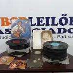 LOTE 199 - 01 LOTE COM GRANDE QUANTIDADE DE DISCOS DE VINIL. (NO ESTADO) ATENÇÃO! FAZER A VISITAÇÃO ANTES DE ARREMATAR, NÃO SABEMOS SE FUNCIONA. LEILÃO NÃO TEM GARANTIA E NEM DEVOLUÇÃO, SUJEITO A POSSÍVEIS AVARIAS VISÍVEIS/OCULTAS E/OU AUSÊNCIA DE COMPONENTES.