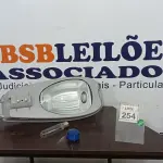 LOTE 254 - 01 LUMINÁRIA DE POSTE. (NO ESTADO) ATENÇÃO! FAZER A VISITAÇÃO ANTES DE ARREMATAR, NÃO SABEMOS SE FUNCIONA. LEILÃO NÃO TEM GARANTIA E NEM DEVOLUÇÃO, SUJEITO A POSSÍVEIS AVARIAS VISÍVEIS/OCULTAS E/OU AUSÊNCIA DE COMPONENTES.